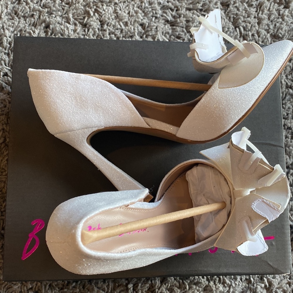 NWT Betsey Johnson Nobble Ivory Bow Glitter Pointed Pumps size 8 - Picture 14 of 16